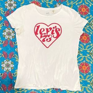 Super cute Levi’s heart T-shirt size small!